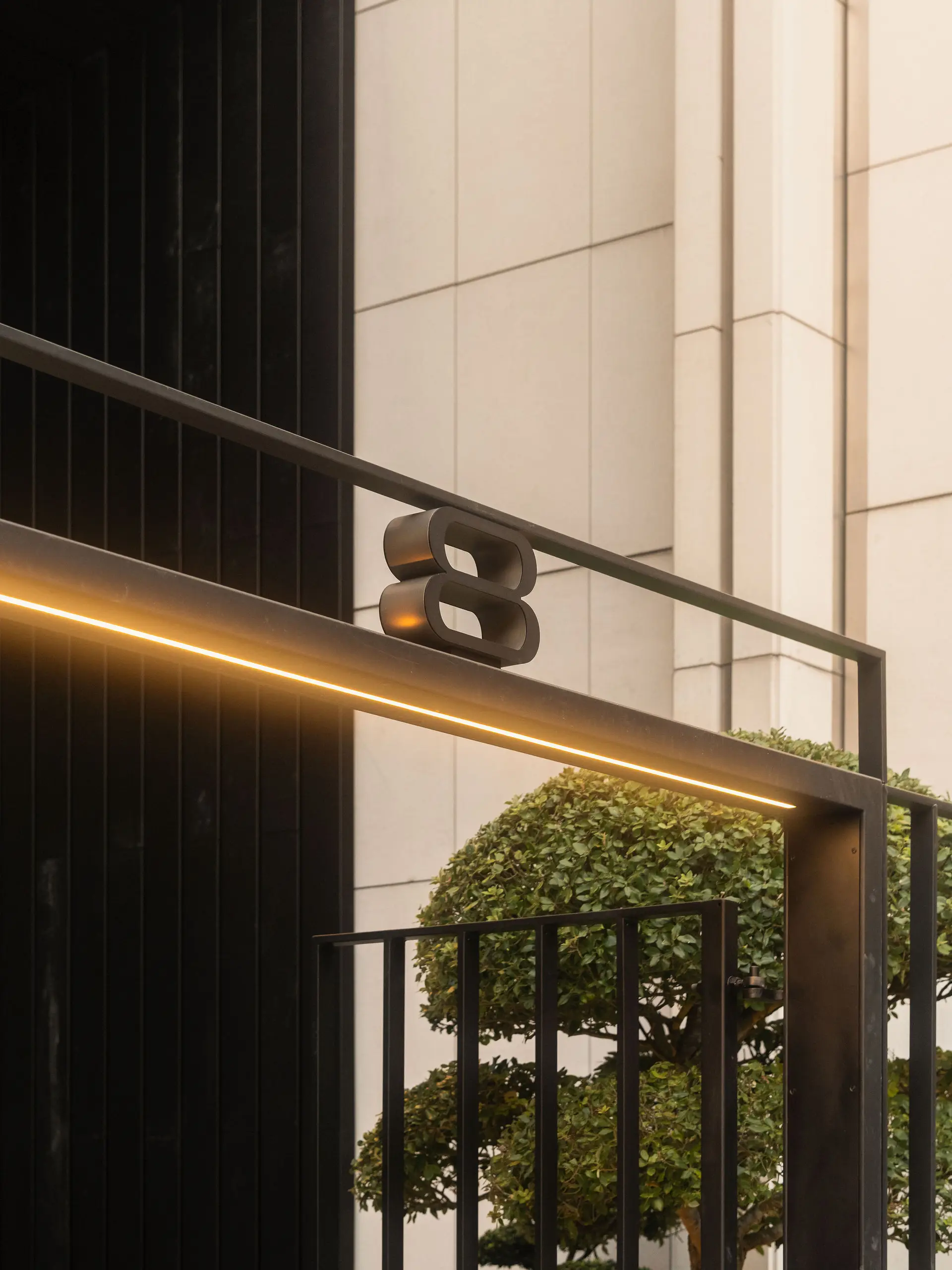 8 Lancelot Place — detail